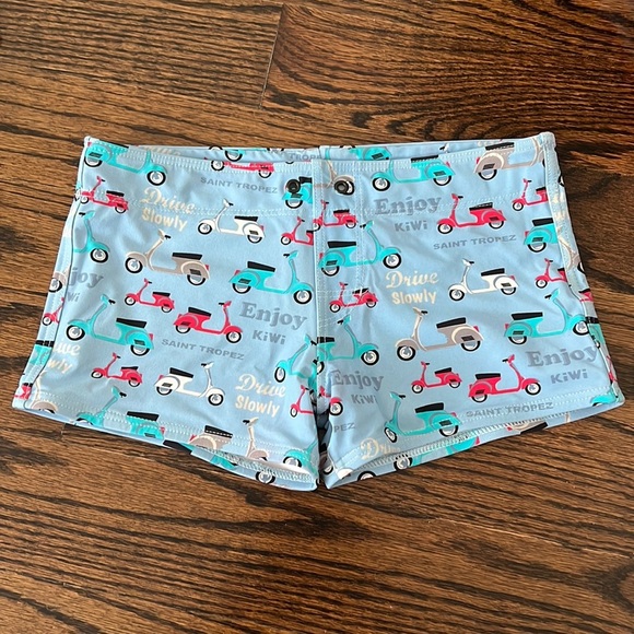Kiwi boys swim trunks size 14A but run small - Picture 1 of 3